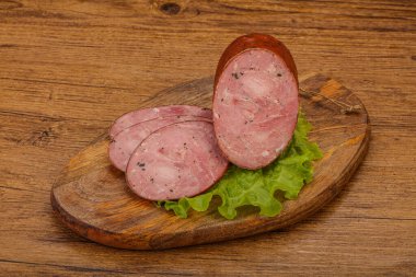 Baharatlı ve otlu füme jambon.