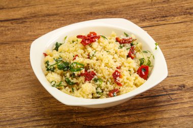 Vejetaryen yemeği - sebzeli kuskus ve maydanoz.