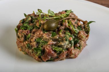 Kaparili çiğ tartar atıştırmalığı.