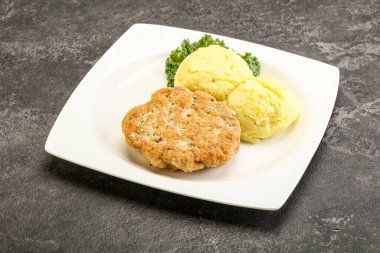 Kıymalı tavuk pirzolası ve patates püresi.