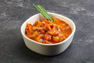 Sebzeli ve soslu et kebabı.