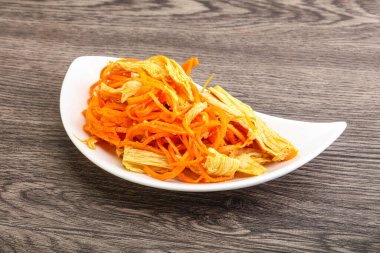 Havuçlu ve baharatlı Kore soya kuşkonmazı.