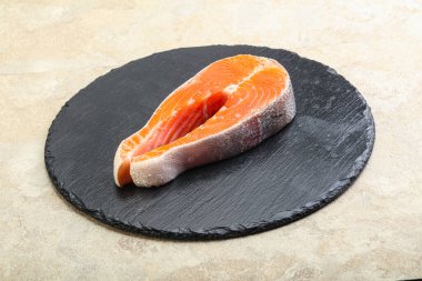 Pişirmek için çiğ somon bifteği.