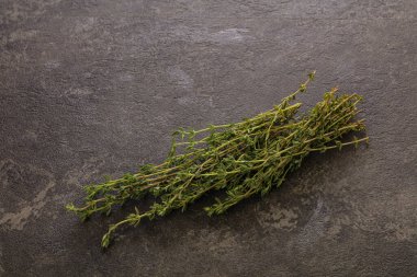 Taze aromalı yeşil bitki kekik çeşnisi yalıtılmış.