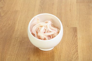 Terbiye edilmiş mürekkep balığı kasede atıştırmalık.