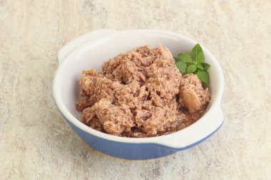 Kasedeki salata için konserve ton balığı.