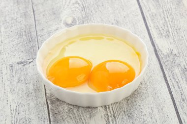 Tavuk yumurtası yemek için kasede.