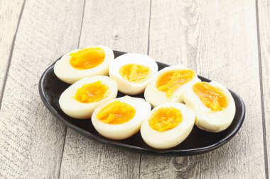 Kahvaltıda haşlanmış tavuk yumurtası, yumurta kabuğu olmadan.