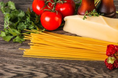 Çiğ İtalyan spagetti yığını, peynir ve sebzeli.