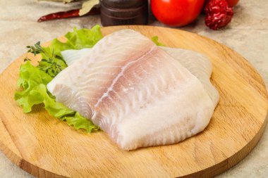 Pişirmek için çiğ pangasius fileto balığı.