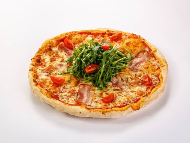 Pastırmalı pizza, peynir ve roka.