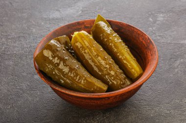 Salamura edilmiş salatalık turşusu kasede atıştırmalık