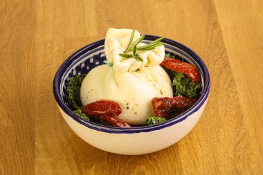 Kurutulmuş domatesli Burrata taze peyniri