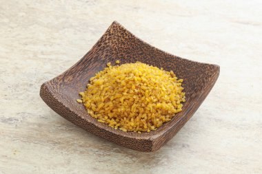 Yemek pişirmek için kasede çiğ bulgur.