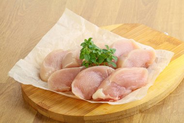 Pişirmek için çiğ tavuk göğsü dilimleri.