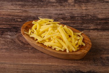 Yemek pişirmek için kasede dilimlenmiş sarı peynir.