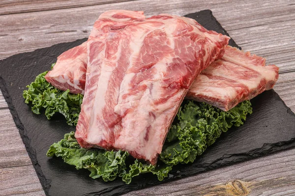 Lezzetli yemek için çiğ domuz kaburgası.