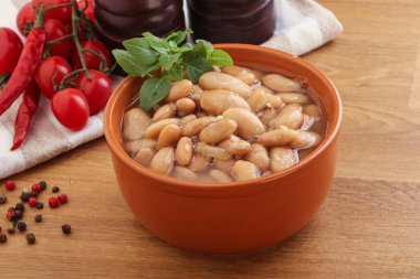 Kavanozda konserve fasulye var.