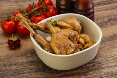 Tatlı ve baharatlı soslu tavşan yahnisi.