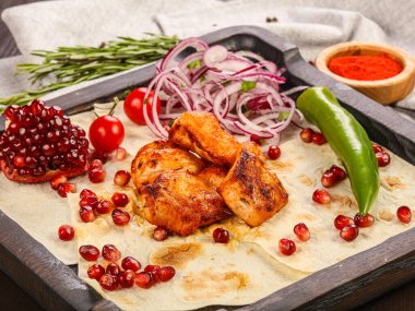 Tavuk şiş kebap ızgara et soğan halkaları servis edildi.