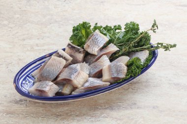 Kavanozda balık fileto dilimi var.