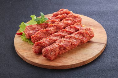 Çiğ et kebabı ızgara için kıyma.