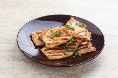 Unagi soslu ve otlu ızgara kalamar.