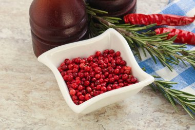 Kavanozda kırmızı biber tohumları aromalı baharat