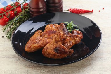 Baharatlı soslu kızarmış tavuk kanadı. Fesleğen yaprağı.