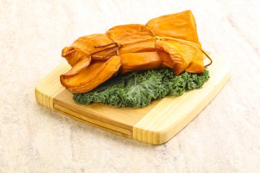 Tütsülenmiş kalamar aperatifi izole edilmiş.