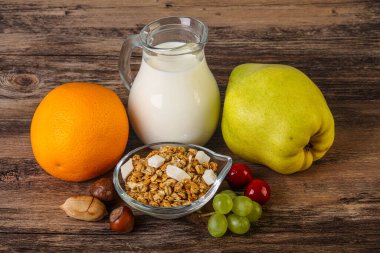 Organik granola ve sütle kahvaltı