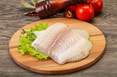 Pişirmek için çiğ pangasius fileto balığı.