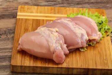 Pişirmek için çiğ tavuk kemiksiz ve derisiz bacak
