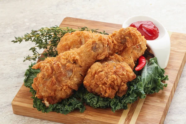 Gebratene Knusprige Chicken Drumsticks Mit Tomatensauce — Stockfoto