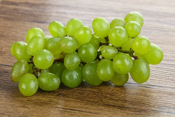Dojrzała Zielona Gałąź Winogron Izolowana — Zdjęcie stockowe