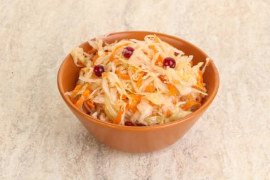 Havuçlu mayalanmış lahana kasede lahana.