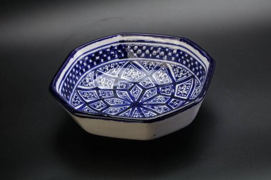 Mutfak için renkli boş kase izole