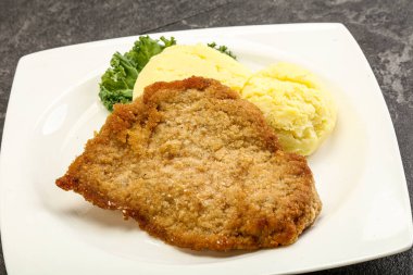 Kızarmış tavuk göğsü şnitzel ve patates püresi.