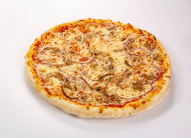 Etli, peynirli ve soğanlı pizza