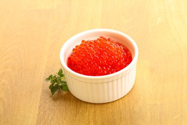 Rus kırmızı havyarı kasede.