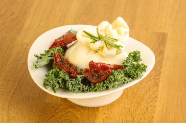 Kurutulmuş domatesli Burrata taze peyniri