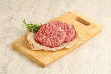 Izgara veya rosto için çiğ sığır burger pirzolası.