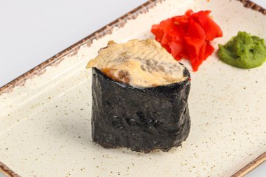 Japon suşisi - Yılanbalığı ve baharatlı sos ile Gunkan