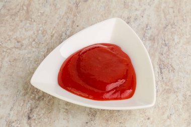 Sıcak ve baharatlı Sriracha sosu kasede