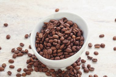 Kavrulmuş Arap kahve çekirdekleri kasede.