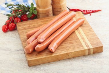 Kahvaltı için doğal haşlanmış domuz sosisi.