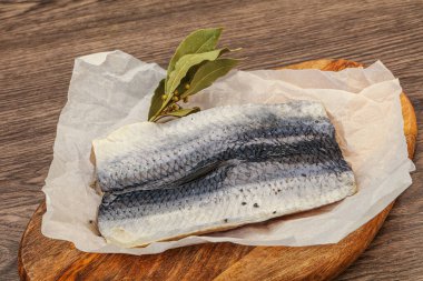 Güvertede deri ve baharatlı ringa filetosu.