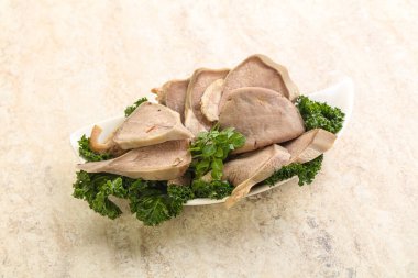 Dilimlenmiş domuz dili aperatifi. Fesleğen servis edildi.