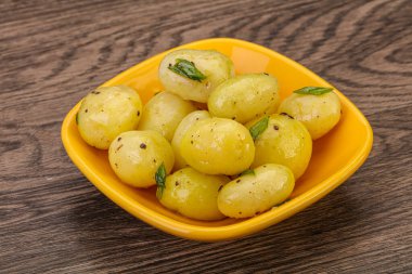 Kasede taze haşlanmış patates soğan servis edildi.