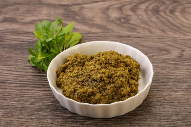 Fesleğen ve sedir fıstıklı yeşil sos sosu.